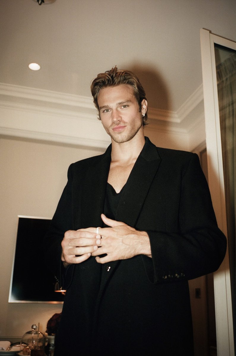 AdaptPlayer's tweet image. When the party invite says, 
𝘿𝙧𝙚𝙨𝙨 𝙩𝙤 𝙄𝙢𝙥𝙧𝙚𝙨𝙨.
😉