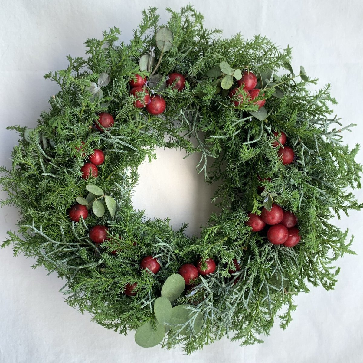 針葉樹と赤い実のクリスマスリース 早割クリスマス2025✽フレッシュな針葉樹✽赤い実のクリスマスリース