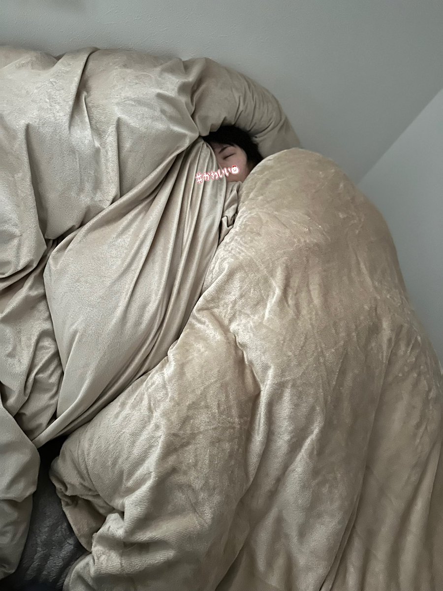 朝起きて隣にいたのはくーちゃん。
あれ？りーちゃんは？？？.......

キングサイズのベッド購入を検討しなくちゃ...😌