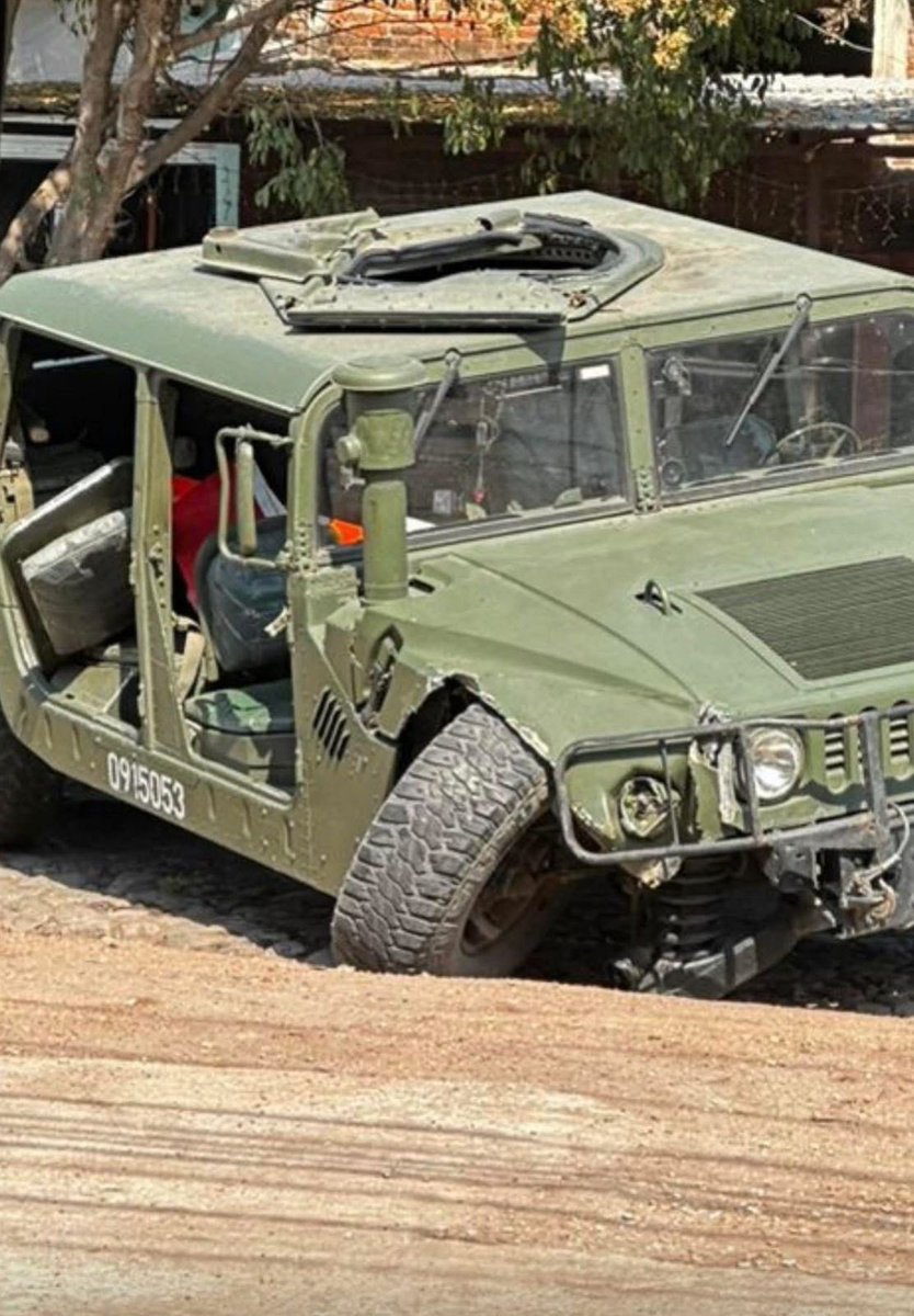 En #BuenavistaTomatlán ejército perseguía una camioneta tripulada por integrantes del #crimenorganizado que logró huir gracias a que al vehículo militar se le salió una llanta. Mantenimientos de cuarta en la cuarta transformación, miseria disfrazada de austeridad, veleros que