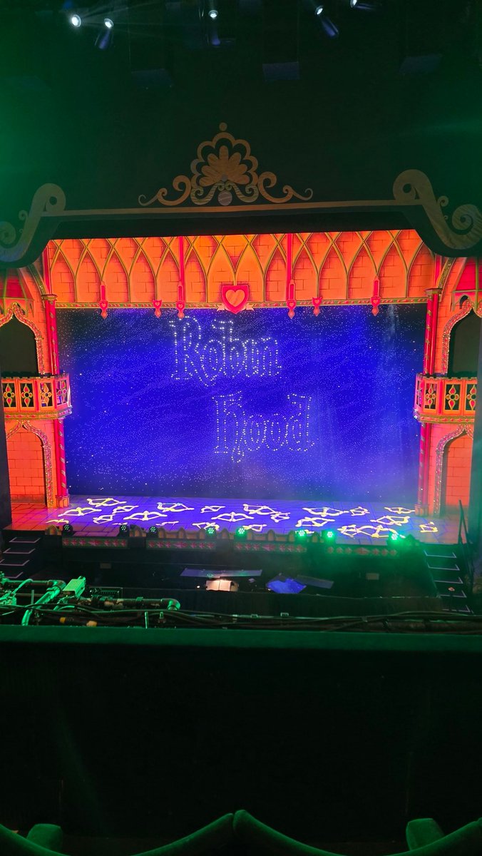 #Panto No.4
They did it again, they topped last year's. Robin Hood is the best panto of the season so far and will be hard to top. Easily the best at the Opera House since I first visited in 2017! Well done <a href="/JasonManford/">Jason Manford</a> <a href="/realbennickless/">Ben Nickless</a> <a href="/XRoadsPantos/">Crossroads Pantomimes</a> 🏹