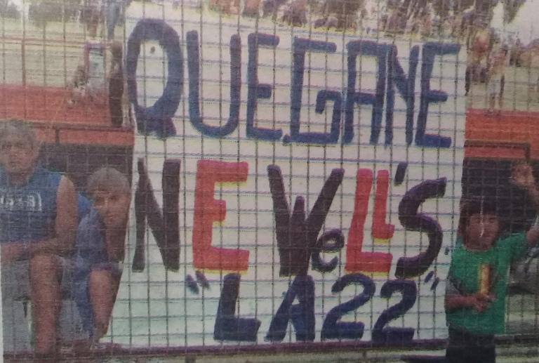 Trapo de la gente de Gimnasia, año 2004.