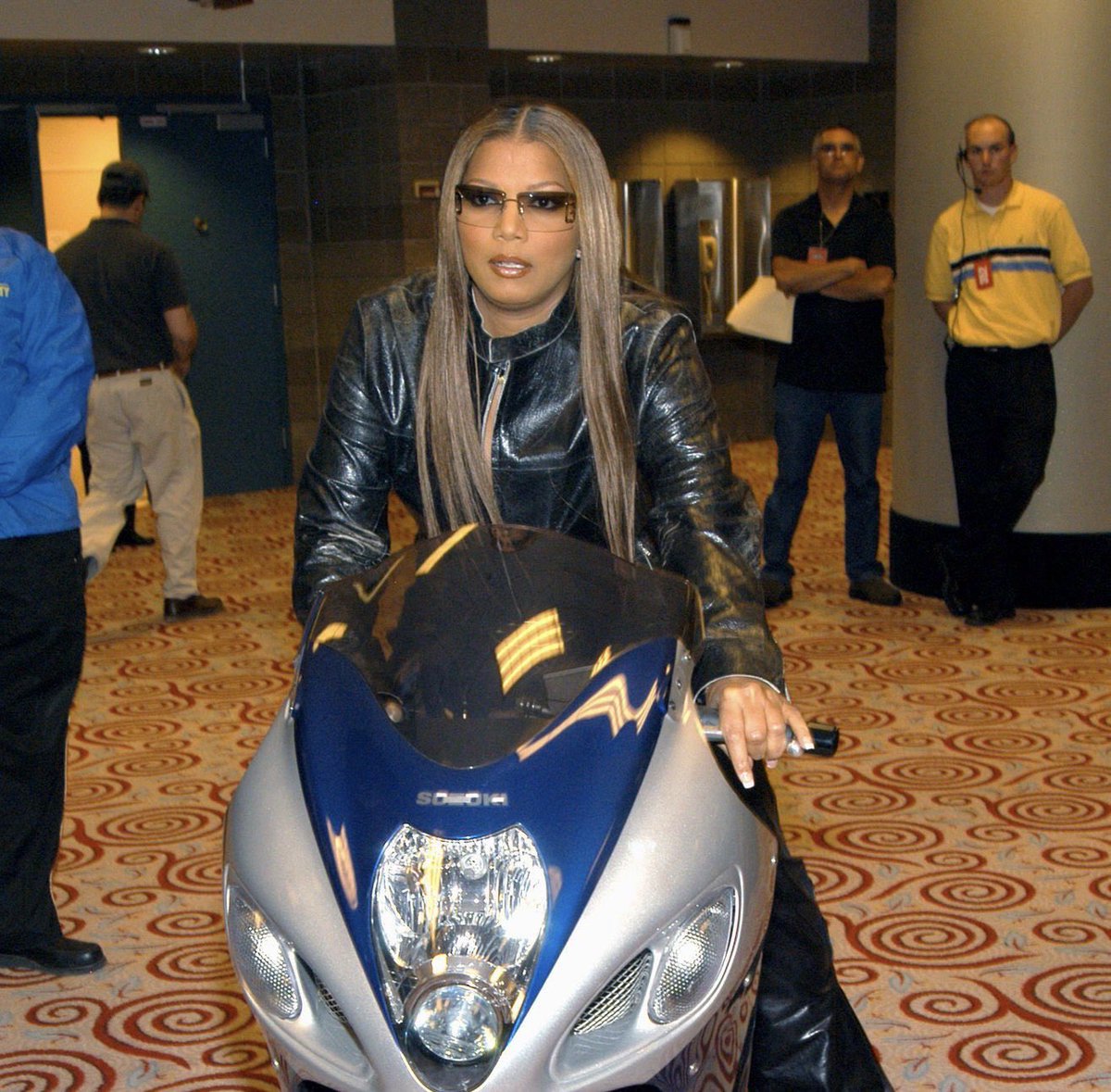 filmsbratz's tweet image. — queen latifah arriving on her motorcycle at the vh1 divas duets, 2003. 🏍️🕶️💙