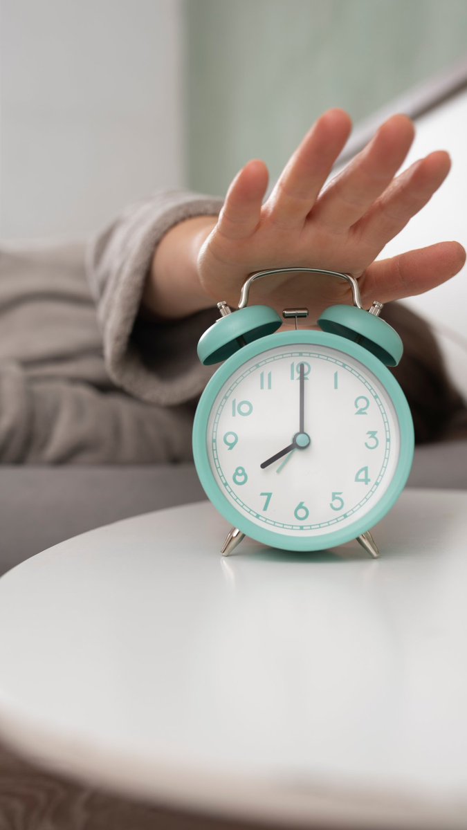 Cada noche nos vamos sin garantía de vivir mañana, y aun así ponemos una alarma para despertar y continuar. Ese gesto cotidiano es la mayor expresión de esperanza.