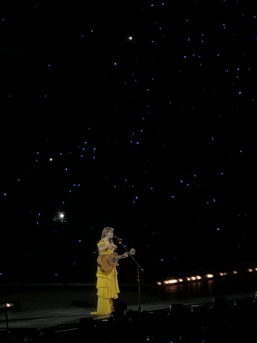 veselsoft's tweet image. happy birthday to this icon, #TaylorSwift 💜

pics taken by me 📸