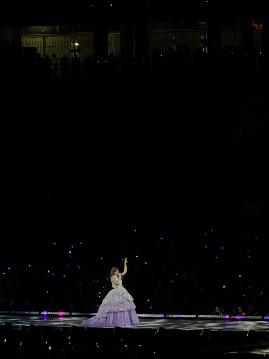 veselsoft's tweet image. happy birthday to this icon, #TaylorSwift 💜

pics taken by me 📸