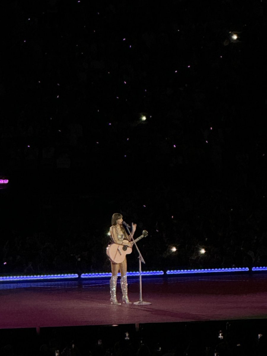 veselsoft's tweet image. happy birthday to this icon, #TaylorSwift 💜

pics taken by me 📸