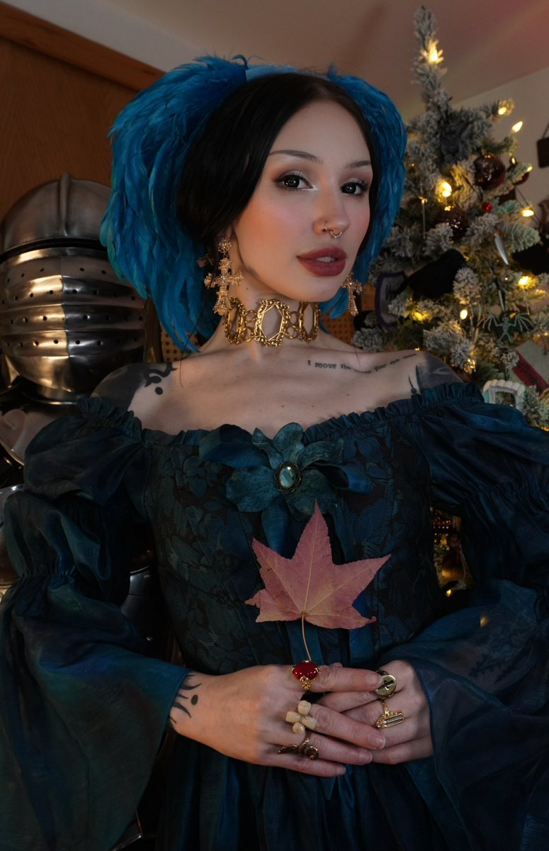 blairvira's tweet image. a leaf? for me? thank you :3