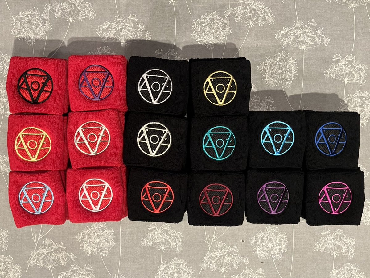 ゆだの君が物販に飾るA.O.Z.のロゴライトを作ってくれたのですがリストバンド作りました♪
注文するときに色見本見たらいっぱいあって
あれもこれ持ってやった結果 種類がたくさんになって
1種類の在庫が少ないということに(^^;;;
＠1300円（2個2500円）です♪
しかし何でもかんでも高くなったなぁ