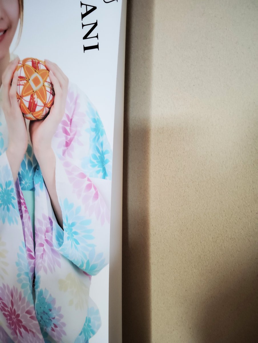 特に冬になると顕著なのが等身大タペストリーが湾曲してしまうこと