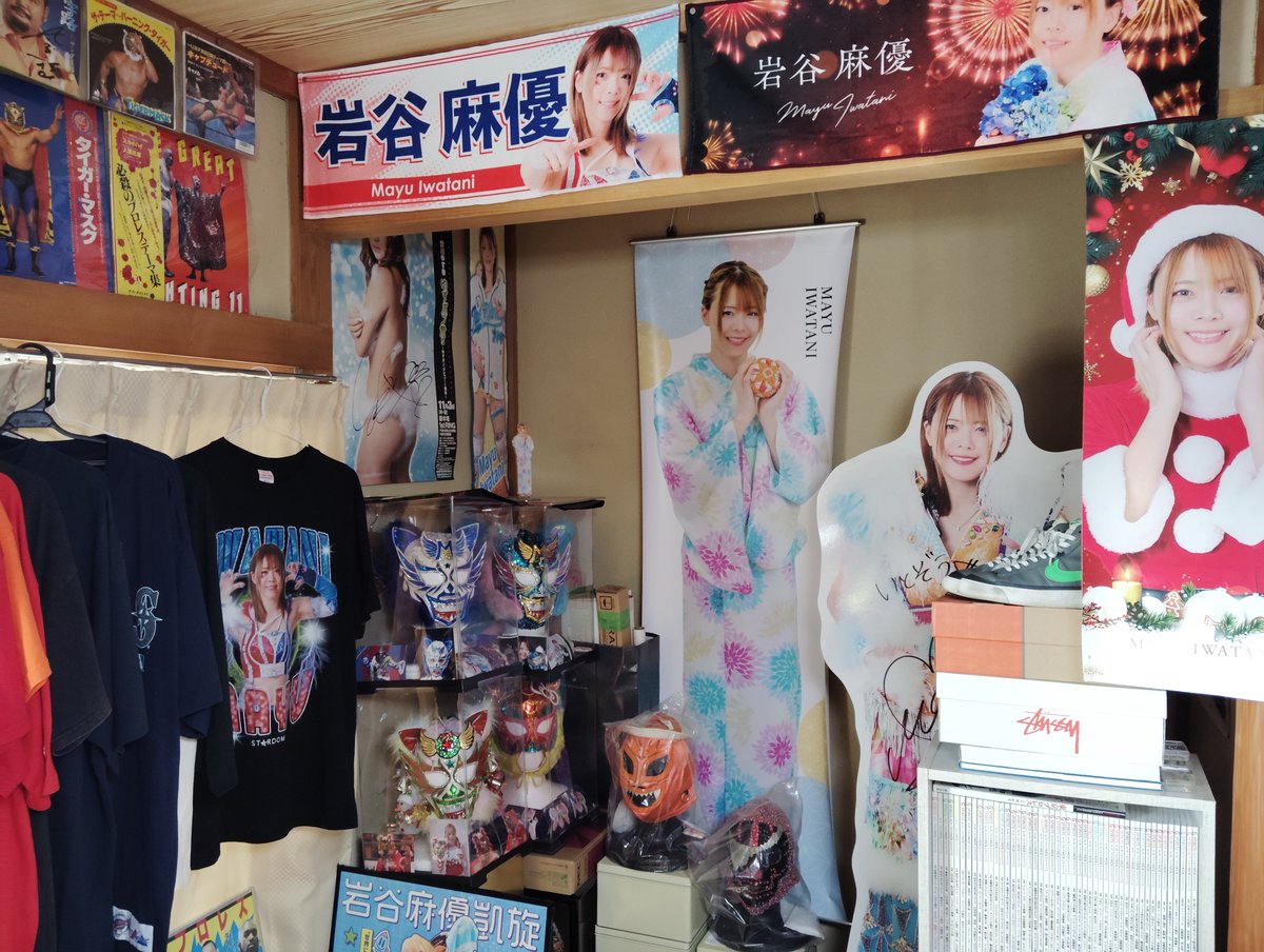 特に冬になると顕著なのが等身大タペストリーが湾曲してしまうこと