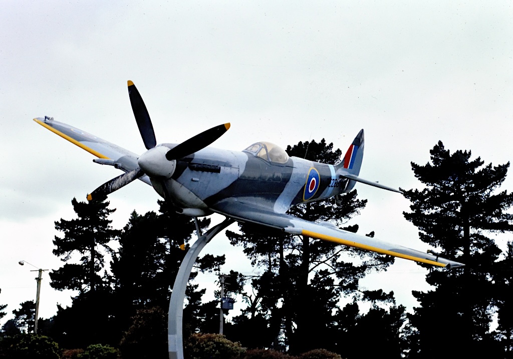 oldconnie's tweet photo. #SpitfireSaturday
Photoshopで支柱を消したら対地攻撃するスピットファイアみたいでカッコいいかなと思ったんだけど、そうするとプロペラに付いた鳥の糞も消さなきゃならないし面倒くさい
オリジナルのままで、雰囲気だけ感じていただければいいかな https://t.co/orE13418lD