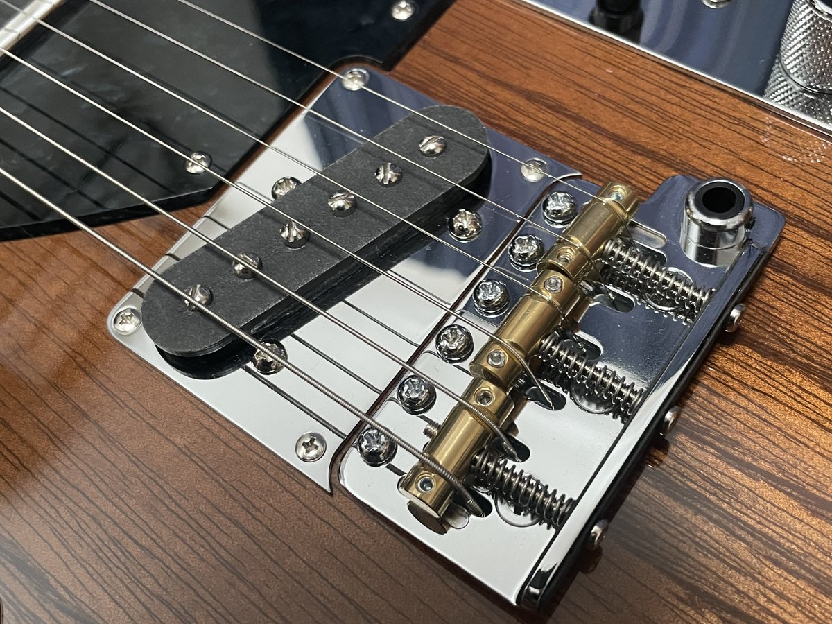 mtguitarworks's tweet photo. ブリッジPUには、当工房で製作しているソエジマトシキさんのシグネイチャーPU「STP90」を、テレキャスターPUサイズにアレンジした「Tee90」を採用しています。
特製マウントリングに搭載し、Gotohトレモロに In-Tune サドルを組み合わせたカスタムブリッジとセットで使用しています。
両PUの間のピックガード下にはノイズキャンセル用のダミーコイルを搭載し、2つのノブの間にフラッシュマウントしたトグルスイッチによって、ノイズキャンセル効果を3段階で切り替えられるようになっています。
また、トーンポットは引き上げることで通常のハイカットからローカットトーンに切り替わり、ローを削ってスッキリさせたい場面で有効です。