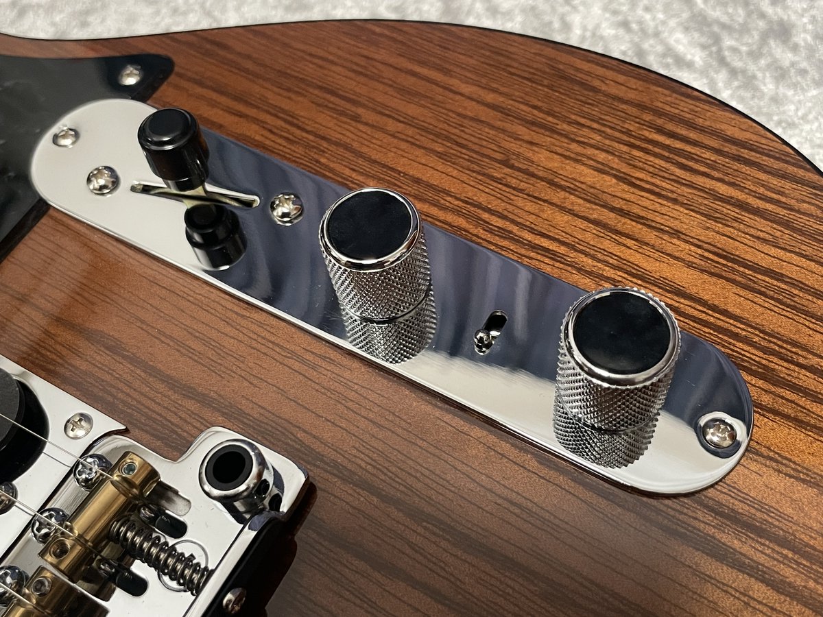 mtguitarworks's tweet photo. ブリッジPUには、当工房で製作しているソエジマトシキさんのシグネイチャーPU「STP90」を、テレキャスターPUサイズにアレンジした「Tee90」を採用しています。
特製マウントリングに搭載し、Gotohトレモロに In-Tune サドルを組み合わせたカスタムブリッジとセットで使用しています。
両PUの間のピックガード下にはノイズキャンセル用のダミーコイルを搭載し、2つのノブの間にフラッシュマウントしたトグルスイッチによって、ノイズキャンセル効果を3段階で切り替えられるようになっています。
また、トーンポットは引き上げることで通常のハイカットからローカットトーンに切り替わり、ローを削ってスッキリさせたい場面で有効です。