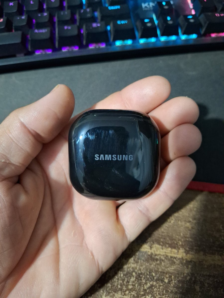 Junielfernando's tweet photo. Comprei hoje, pensa num negócio bom, galaxy buds core. https://t.co/vGlw8wkYl4