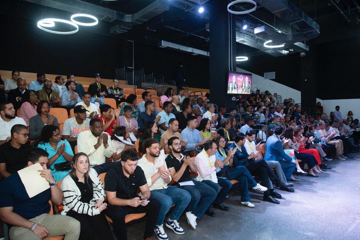 Panel🎙️|| El muy ovasionado panel: “OTRA POLÍTICA: Nuevas ideas, nuevas generaciones, nuevo país”, en el cual los expositores <a href="/armandogarciap/">Armando García</a>, <a href="/JasmileyOrtiz/">Jasmiley Ortiz</a>, <a href="/militondo/">Frank Milton</a>, <a href="/Lissutlc/">Liss Marie Ureña</a> y Sheysee Martínez, cautivaron la atención al conectaron con todo el auditorio, gracias a las