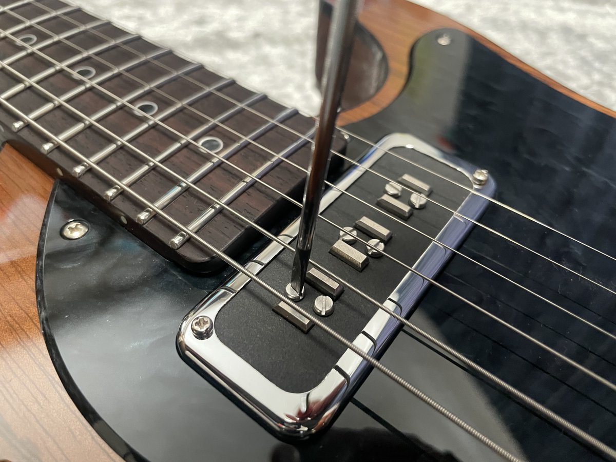 mtguitarworks's tweet photo. 角柱状のポールピースが特徴的なネックPU「RETRO Staple」は、’54 Les Paul Custom のネックポジションに搭載されている Staple PU と同様の構造で製作したモデルです。
アルニコ5マグネットのポールピースはマイナスネジの調整で昇降し、各弦ごとに高さを個別に設定することができます。その構造上、取り付けの際には一部で深めのキャビティが必要となりますが、本家よりもマグネットが短いため、過度な深さは必要ありません。マグネットワイヤーやワインディングの仕様は、当工房製 のP-90タイプ「RETRO」を踏襲しています。このPUは、以前から構想はあったものの、部材調達や加工面の問題を一つずつクリアして今回、ようやく形にすることができました。協力していただいた
その構造上、取り付けの際には一部で深めのキャビティが必要となりますが、本家よりもマグネットが短いため、過度な深さは必要ありません。
マグネットワイヤーやワインディングの仕様は、当工房製 のP-90タイプ「RETRO」を踏襲しています。

このPUは、以前から構想はありましたが、部材調達や技術的な問題を一つずつクリアして、今回ようやく形にすることができました。協力してくださった方々、ありがとうございました！