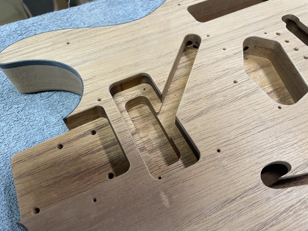 mtguitarworks's tweet photo. 角柱状のポールピースが特徴的なネックPU「RETRO Staple」は、’54 Les Paul Custom のネックポジションに搭載されている Staple PU と同様の構造で製作したモデルです。
アルニコ5マグネットのポールピースはマイナスネジの調整で昇降し、各弦ごとに高さを個別に設定することができます。その構造上、取り付けの際には一部で深めのキャビティが必要となりますが、本家よりもマグネットが短いため、過度な深さは必要ありません。マグネットワイヤーやワインディングの仕様は、当工房製 のP-90タイプ「RETRO」を踏襲しています。このPUは、以前から構想はあったものの、部材調達や加工面の問題を一つずつクリアして今回、ようやく形にすることができました。協力していただいた
その構造上、取り付けの際には一部で深めのキャビティが必要となりますが、本家よりもマグネットが短いため、過度な深さは必要ありません。
マグネットワイヤーやワインディングの仕様は、当工房製 のP-90タイプ「RETRO」を踏襲しています。

このPUは、以前から構想はありましたが、部材調達や技術的な問題を一つずつクリアして、今回ようやく形にすることができました。協力してくださった方々、ありがとうございました！