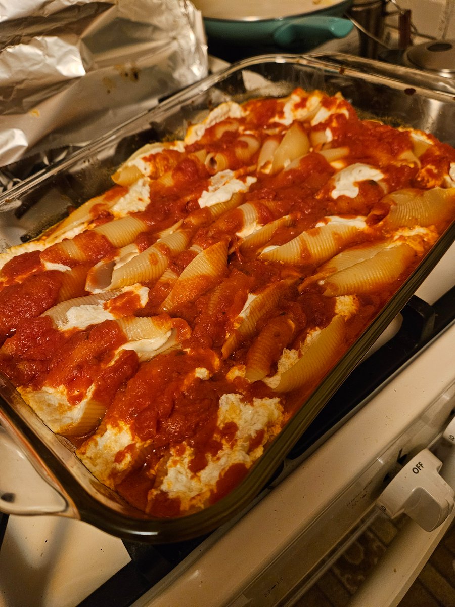 taynia_taynia's tweet photo. Stuffed shells are cooling off...
#MeatlessFriday https://t.co/SzYR4NRx8O