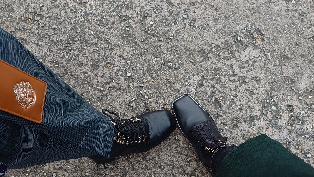 昨日のコーデ。
アンティークのお召に革帯、メンズ紬の羽織を合わせまして。メンズ羽織良いかも…✨
半衿、帯揚げは先日購入したTsubakianさまの！本当に美しい…！！
そして昨日は偶然2人ともスクエアトゥの金具付きブーツ！アツい🔥