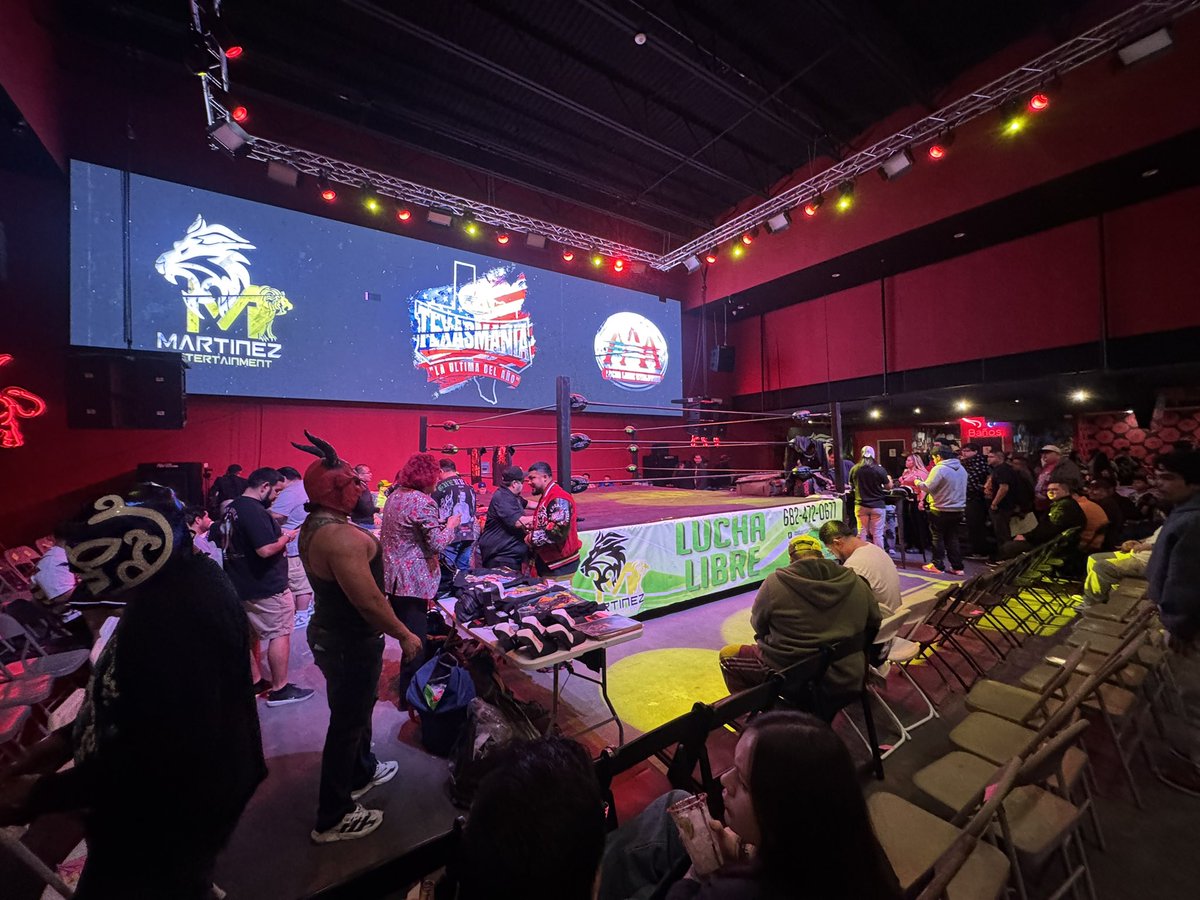 mas_lucha's tweet photo. Así se vive el ambiente en el #ToroSinaloense de Arlington, TX. antes de iniciar #Texasmania en @MtzEntertaiment https://t.co/KcqDDGVpjw