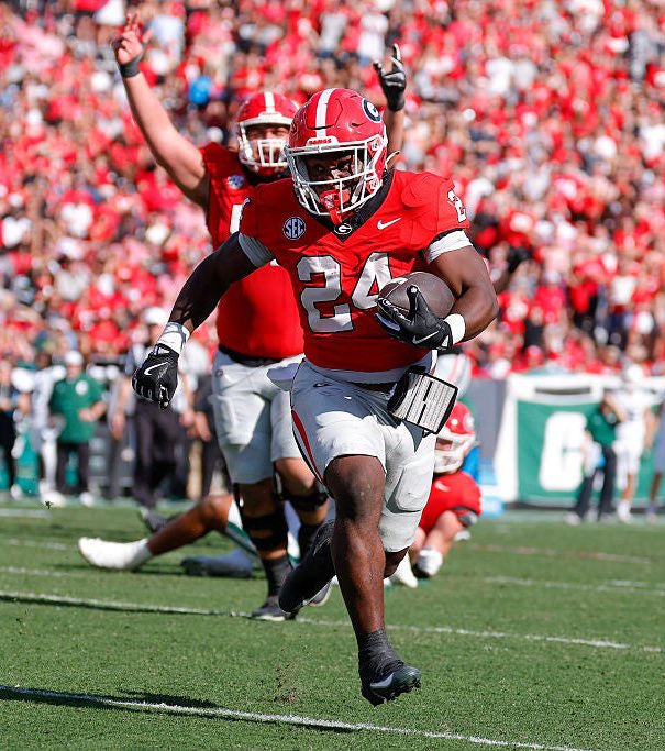 CFBKings's tweet image. Georgia starting offensive lineman Dontrell Glover and running back Bo Walker have been arrested for shoplifting 😬

Glover has started 11 games for the Dawgs this year and was selected to the All-SEC Freshman team.