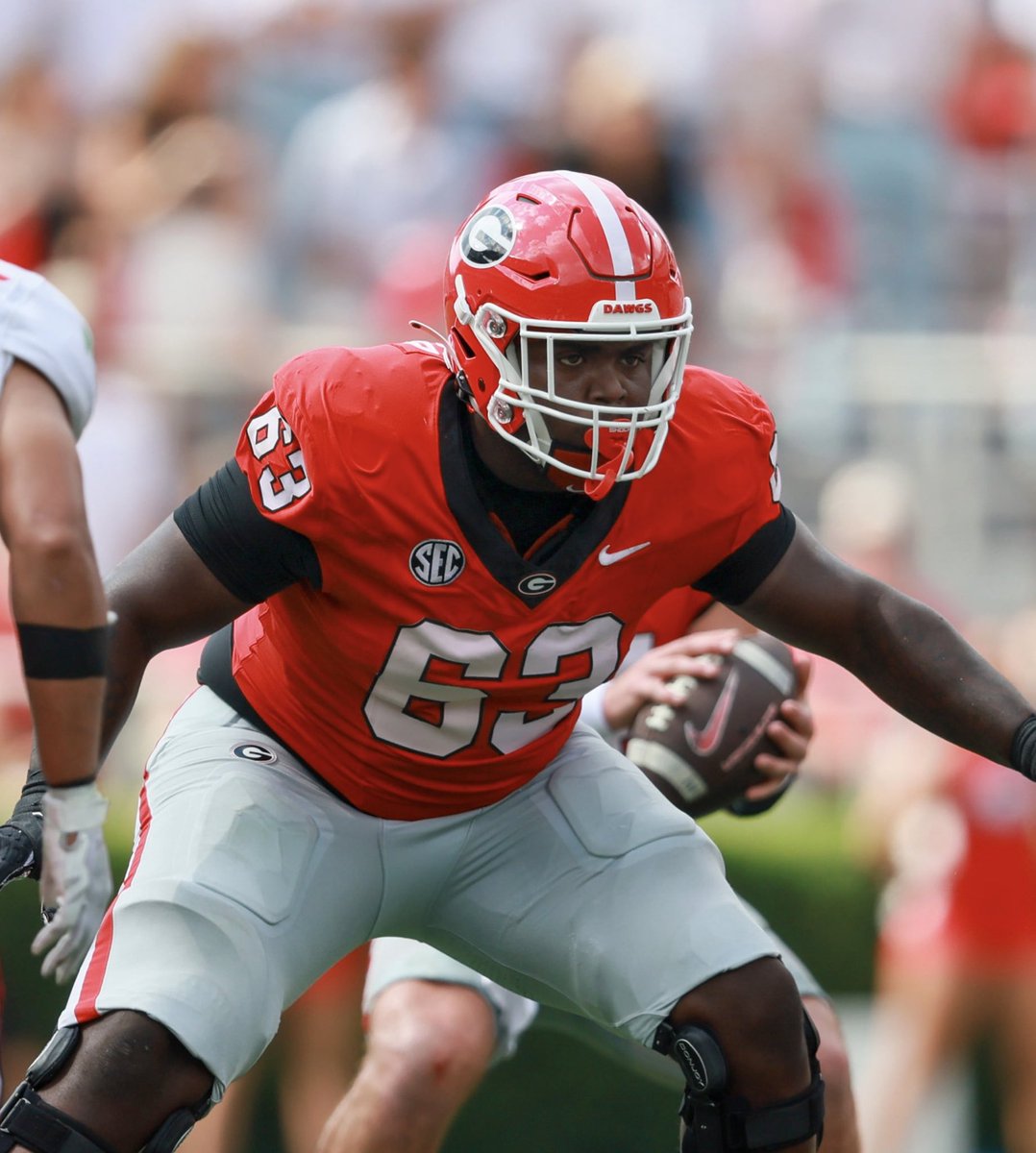 CFBKings's tweet image. Georgia starting offensive lineman Dontrell Glover and running back Bo Walker have been arrested for shoplifting 😬

Glover has started 11 games for the Dawgs this year and was selected to the All-SEC Freshman team.