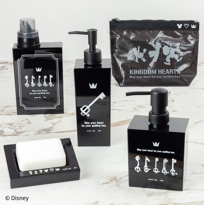 キングダムハーツ × ロフト ソープディスペンサー & 洗濯洗剤詰め替えボトル キーブレード」モチーフのペン(発売12/20～)や、ポーチ、ソープ