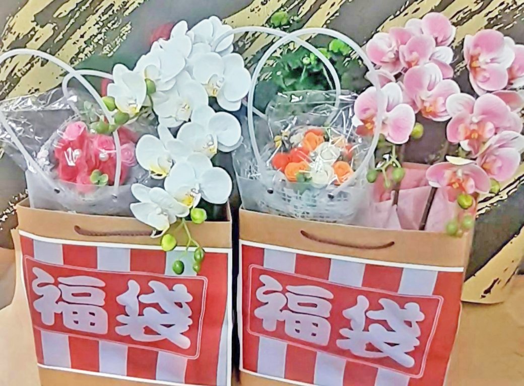 munakata2022's tweet photo. #道の駅むなかた「#higoro」で歳末大売り出しを開催!1年の感謝を込めて、松・千両・菊などの縁起花、迎春アレンジメント、しめ縄などを販売。新春初売り福袋では、10,000円相当の小物雑貨福袋を3,900円でゲットできます♪ https://t.co/X3hRDNCa41
