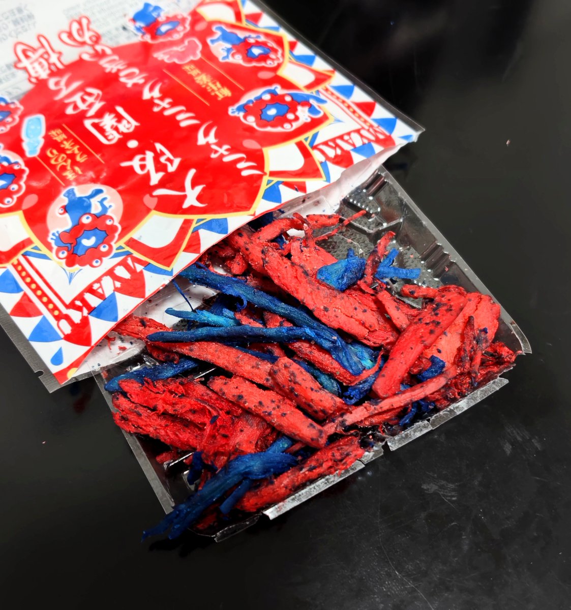 大切に取っておいてたけど賞味期限が迫ってきたから裂かれたミャクミャク食べた。