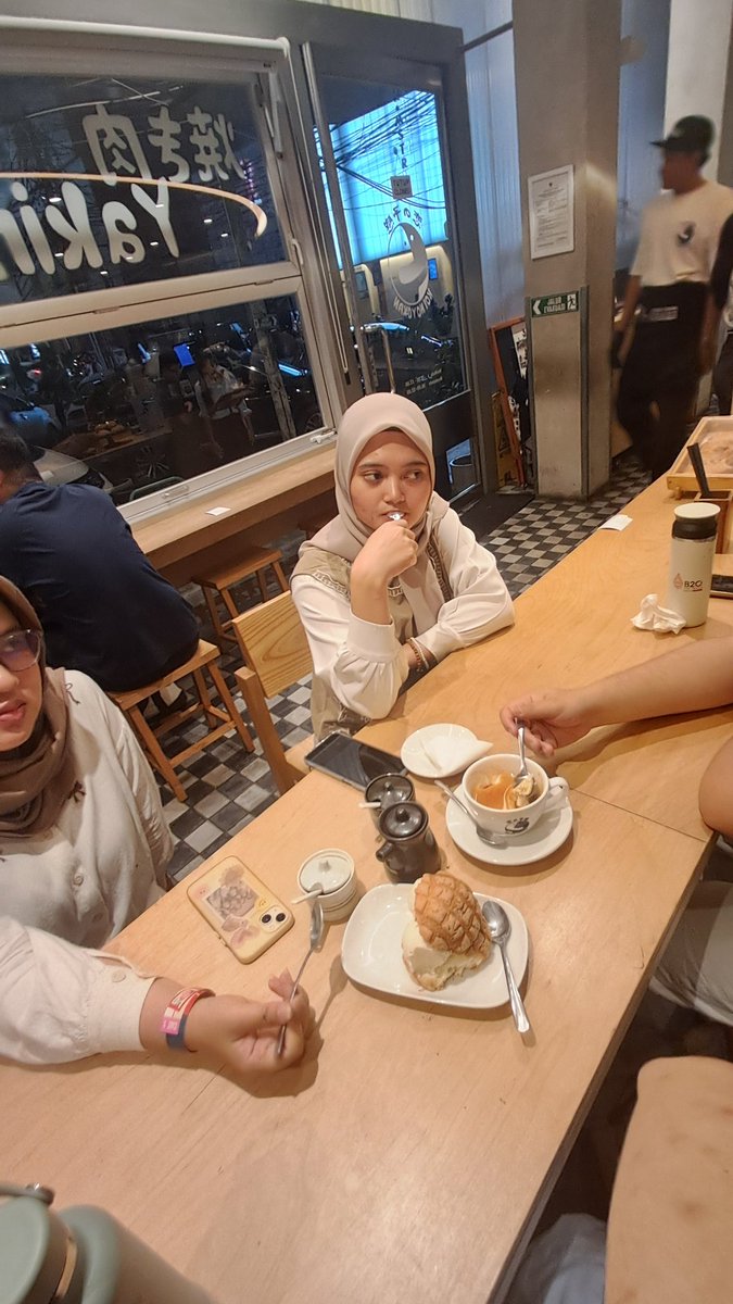 lazydaystrait's tweet photo. @microalgrace @nadwll @keanuptr Curang kemaren nadul (dan asha) ikut traktiran gw https://t.co/ToS4tIbJfn