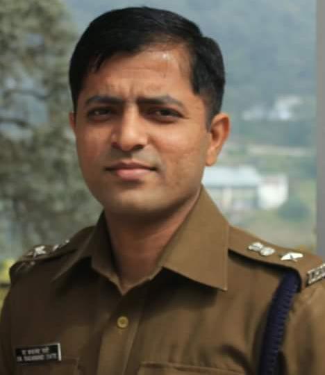 Shantanu_bisht_'s tweet photo. Update - उत्तराखंड कैडर के 2007 बैच के IPS अधिकारी सदानंद दाते अभी फिलहाल उत्तराखंड वापस आने के मूड में नजर नहीं आ रहे हैं, 7 साल की CBI में प्रतिनियुक्ति अवधि के बाद अब उनका सेलेक्शन एक्सिक्यूटिव डायरेक्टर SEBI के पद पर हुआ है, आगामी कुछ वर्ष वह अब SEBI में ही तैनात रहेंगे, राज्य सरकार ने उन्हें NOC तो दे दी है, लेकिन अभी भी उनकी तैनाती में एक पेंच फंसा हुआ है, जिसका निस्तारण MHA स्तर से होना है। बता दें कि एक IPS अपने मूल कैडर से दूर प्रतिनियुक्ति पर अधिकतम 7 साल के लिए ही बाहर रह सकता है, उसके उपरांत उसे कूलिंग पीरियड के लिए मूल कैडर में वापस आना पड़ता है। सदानंद दाते के मामले में अभी अंतिम निर्णय MHA को लेना है। सूत्र यह भी बताते हैं कि दाते को MHA ने इस प्रकरण में शिथलीकरण देने जा रही है, लेकिन फिलहाल अभी तक राज्य सरकार के पास उक्त के संब���ध में कोई लिखित पत्र नहीं पंहुचा है, हो सकता है कि आने वाले दिनों में उक्त डाक उत्तराखंड शासन पंहुच जाए।