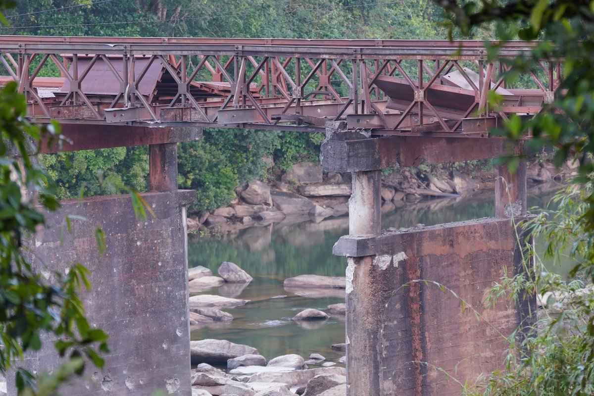 Peaceful_Pichy's tweet photo. Thai military used F-16 aircraft to bomb the bridge over a watercourse in Cambodia 🇰🇭😭💔#JusticeForCambodia #CambodiaNeedsPeace https://t.co/5SezAG1e6q