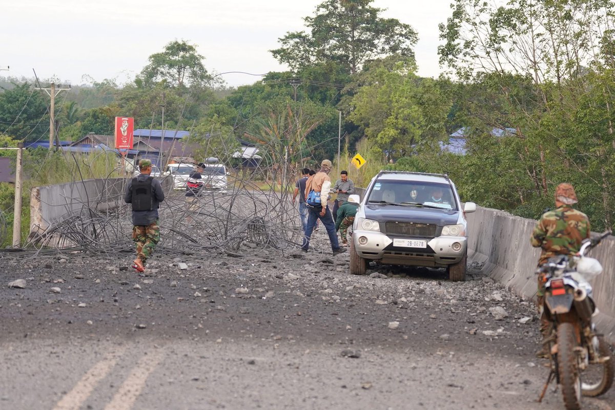 Peaceful_Pichy's tweet photo. Thai military used F-16 aircraft to bomb the bridge over a watercourse in Cambodia 🇰🇭😭💔#JusticeForCambodia #CambodiaNeedsPeace https://t.co/5SezAG1e6q