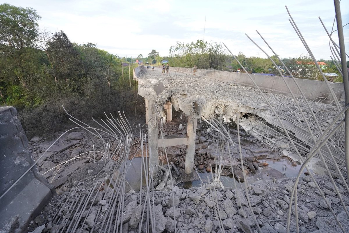 Peaceful_Pichy's tweet photo. Thai military used F-16 aircraft to bomb the bridge over a watercourse in Cambodia 🇰🇭😭💔#JusticeForCambodia #CambodiaNeedsPeace https://t.co/5SezAG1e6q