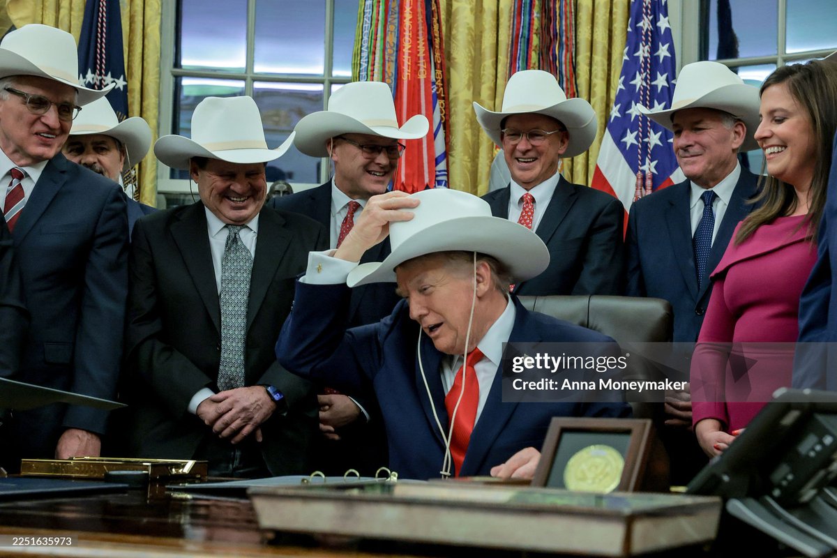 EricLDaugh's tweet image. 🔥 BREAKING: New photos have just been released of President Trump wearing a cowboy hat in the Oval Office and Democrats are shocked 47 looks so energetic and high energy on a Friday night

WORKHORSE! 🇺🇸🤠