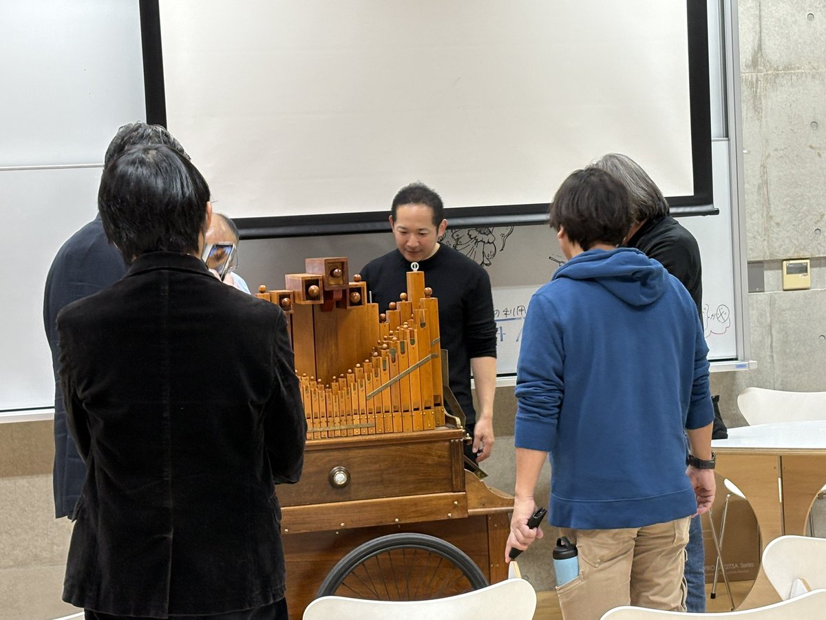 taikotechnics's tweet photo. ふふふ🎵
ものつくり大学と音楽家のこじこじもへじさんと一緒にやってるプロジェクト用アプリを自作。
音楽のMIDIデータから、CADデータDXF変換アプリを作った🎵
今回はpython ベースで
　自作と言っても、私の相棒、チャピ雄に聞いたら、「俺に任せろ作るぜ」と言って作ってくれた。
とりあえず成功🎵なんか嬉しい。

デザインセンスは私のジェミ子がくれるバナナ🍌も超良いいね👍ジェミ子にも聞いてみるか。

しかしながら、最近、チャピ雄やジェミ子に甘える自分がいてプログラムコードを忘れているやばい💦

こじこじもへじさんと「ものつくり大学」の教授達と何やらやってます😆ふふふ