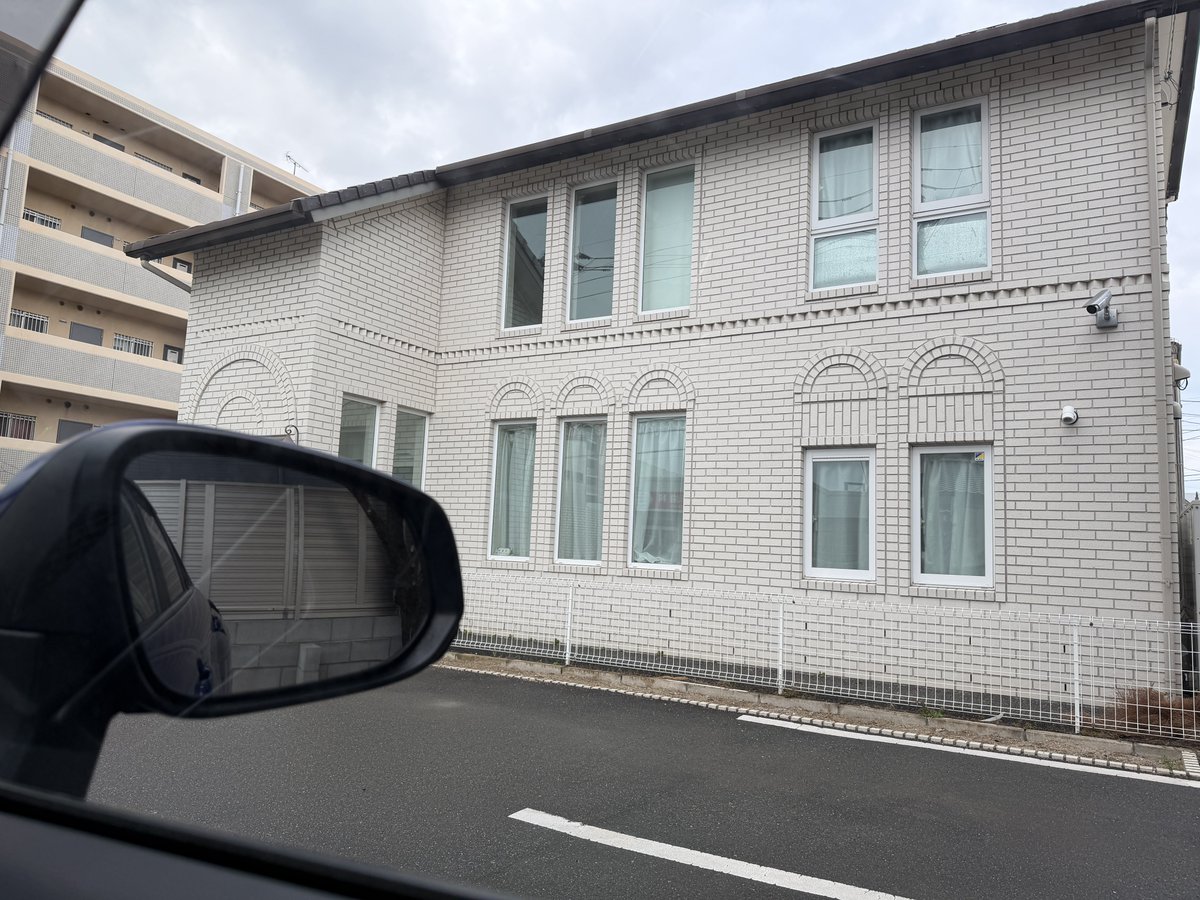 見知らぬ動物病院到着時のイッヌ。 受付で書類書いてる間、スタッフ