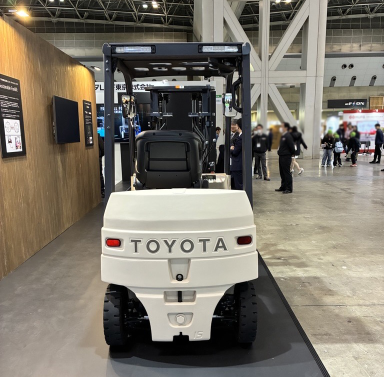 MICHELIN_JP's tweet photo. ＼はたらくくるま🚚にもミシュラン❤️‍🔥／
[エコプロ2025] TOYOTA L&amp;Fブースに展示のコンセプトモデル
「Sustainable Forklift」に、ミシュランのリグルーブタイヤが😳💙

リグルーブって🤔？
タイヤ寿命を延ばす、日本では✨ミシュランだけ✨が推奨しています🥰
➡ https://t.co/PGNcDNXxDX https://t.co/S0R57m0fby