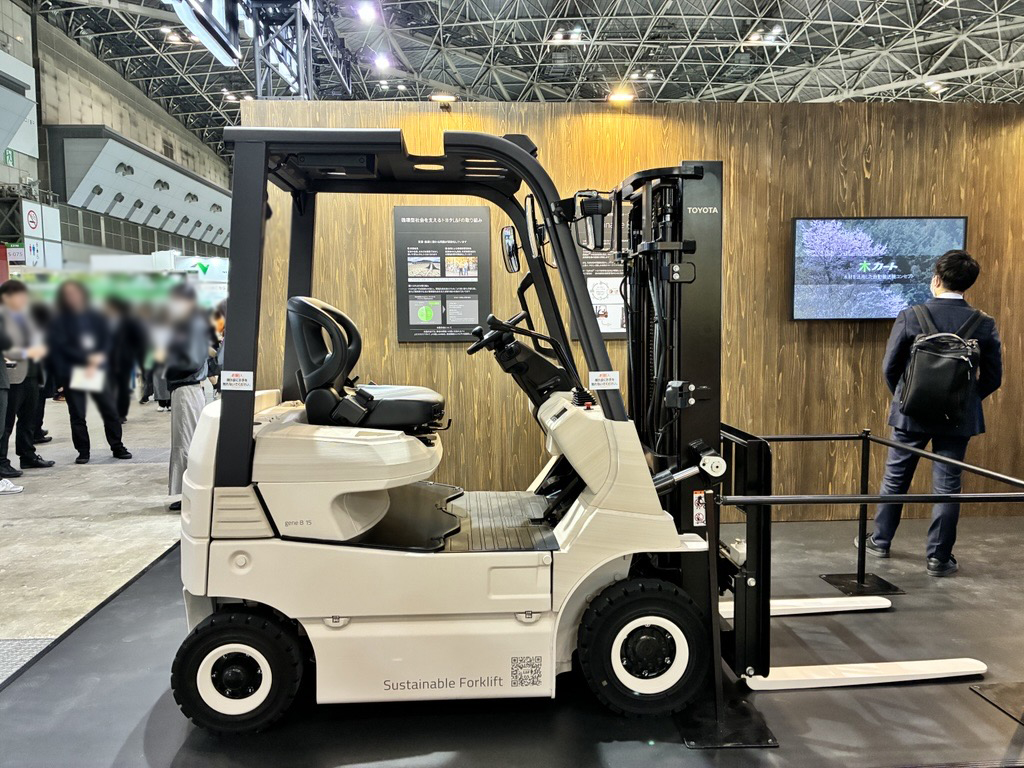 MICHELIN_JP's tweet photo. ＼はたらくくるま🚚にもミシュラン❤️‍🔥／
[エコプロ2025] TOYOTA L&amp;Fブースに展示のコンセプトモデル
「Sustainable Forklift」に、ミシュランのリグルーブタイヤが😳💙

リグルーブって🤔？
タイヤ寿命を延ばす、日本では✨ミシュランだけ✨が推奨しています🥰
➡ https://t.co/PGNcDNXxDX https://t.co/S0R57m0fby