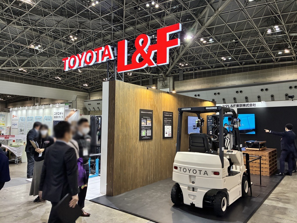 MICHELIN_JP's tweet photo. ＼はたらくくるま🚚にもミシュラン❤️‍🔥／
[エコプロ2025] TOYOTA L&amp;Fブースに展示のコンセプトモデル
「Sustainable Forklift」に、ミシュランのリグルーブタイヤが😳💙

リグルーブって🤔？
タイヤ寿命を延ばす、日本では✨ミシュランだけ✨が推奨しています🥰
➡ https://t.co/PGNcDNXxDX https://t.co/S0R57m0fby