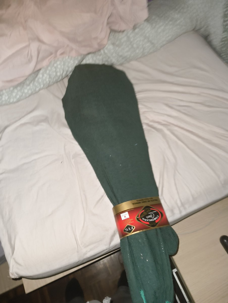 fasuu__'s tweet photo. llego a casa un viernes a las 2:20 con algo de alcohol en el organismo preparado para dormir, me voy a meter en la cama que mañana me levanto a las 7 de la mañana para ir a la chamba y hay una putísima pata de jamón durmiendo por mi https://t.co/5lE87em6pX