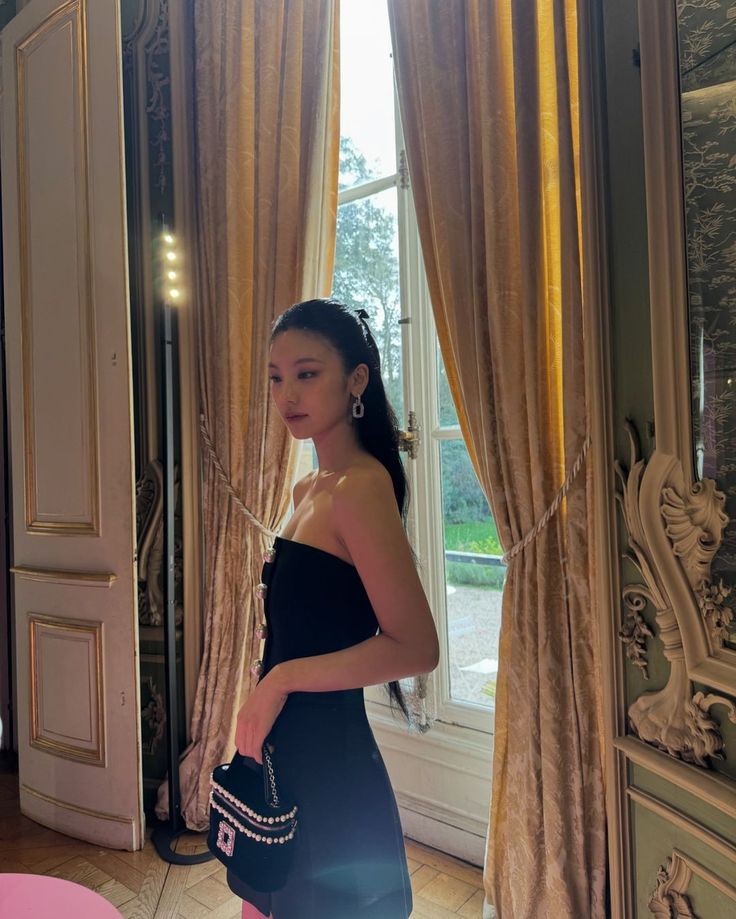 🚨 PELO MENOS SERVIU LOOK! 

let após ser uma vergonha no #MidzyAwards, aparece arrasando com seu look extremamente elegante em parceria com a Roger Vivier, marca que a mesma é embaixadora, o que acaham?

- #MA25AfterParty <a href="/MidzyAwards_/">MIDZY AWARDS</a>