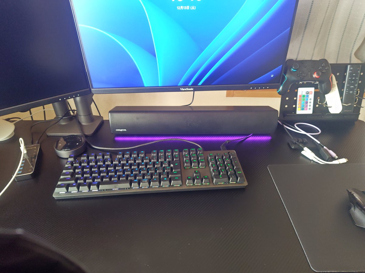 SheadSuper's tweet photo. 以前に最終形とか言いながら
��ーボード周りが暗めの為モニターライトの追加や、USBHUB（手元用）、壁から若干音の反響が気になるため吸音パネルを数枚。
これで一通り使いやすくなったかなと。
床が畳なのがちょっと・・・音響かないけど（笑）
#GALLERIA #ガレリア
#ドスパラ推し #ゲーミングPC https://t.co/2CuzY67sSk
