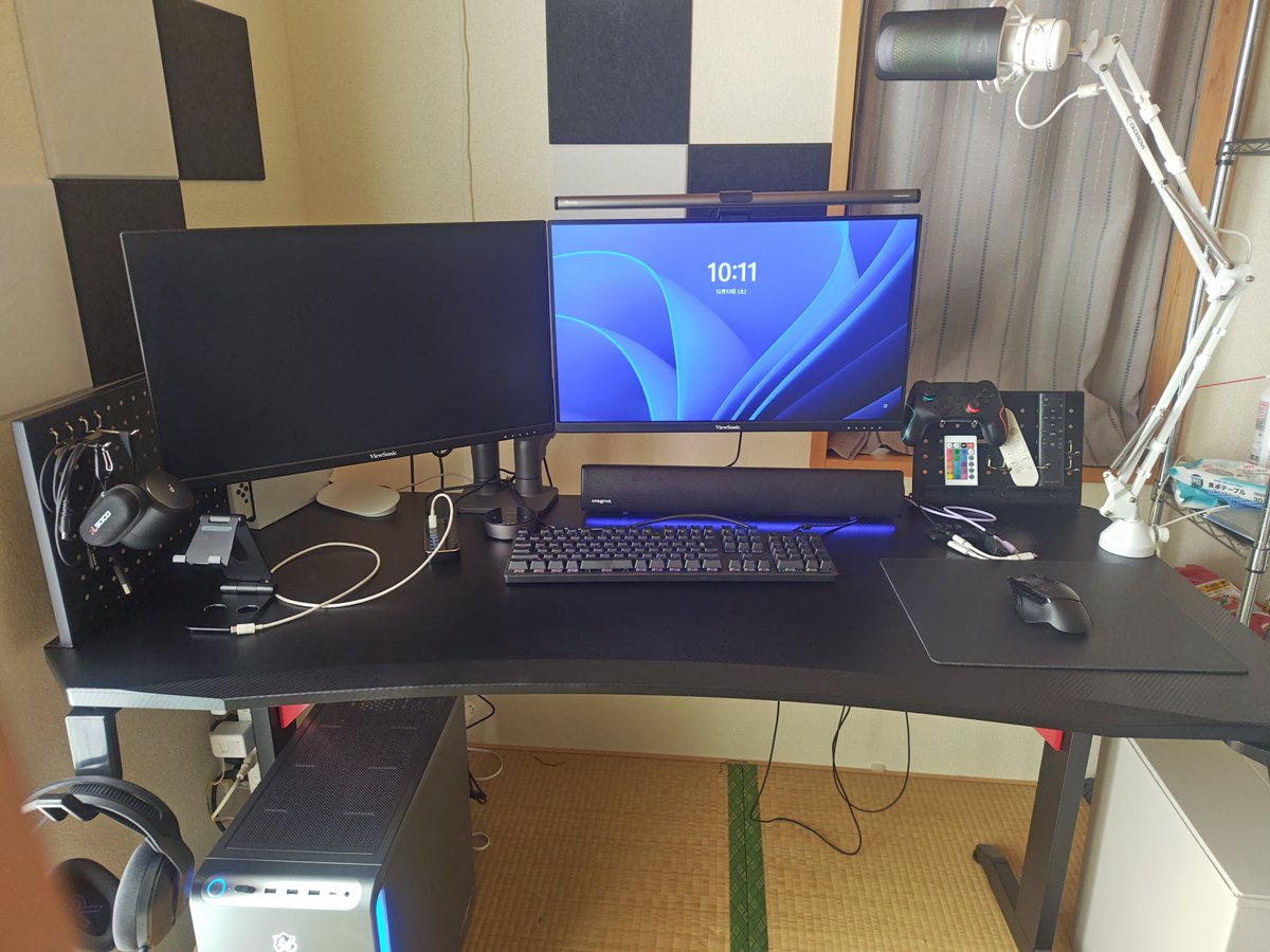 SheadSuper's tweet photo. 以前に最終形とか言いながら
��ーボード周りが暗めの為モニターライトの追加や、USBHUB（手元用）、壁から若干音の反響が気になるため吸音パネルを数枚。
これで一通り使いやすくなったかなと。
床が畳なのがちょっと・・・音響かないけど（笑）
#GALLERIA #ガレリア
#ドスパラ推し #ゲーミングPC https://t.co/2CuzY67sSk