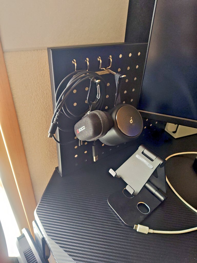 SheadSuper's tweet photo. 以前に最終形とか言いながら
��ーボード周りが暗めの為モニターライトの追加や、USBHUB（手元用）、壁から若干音の反響が気になるため吸音パネルを数枚。
これで一通り使いやすくなったかなと。
床が畳なのがちょっと・・・音響かないけど（笑）
#GALLERIA #ガレリア
#ドスパラ推し #ゲーミングPC https://t.co/2CuzY67sSk