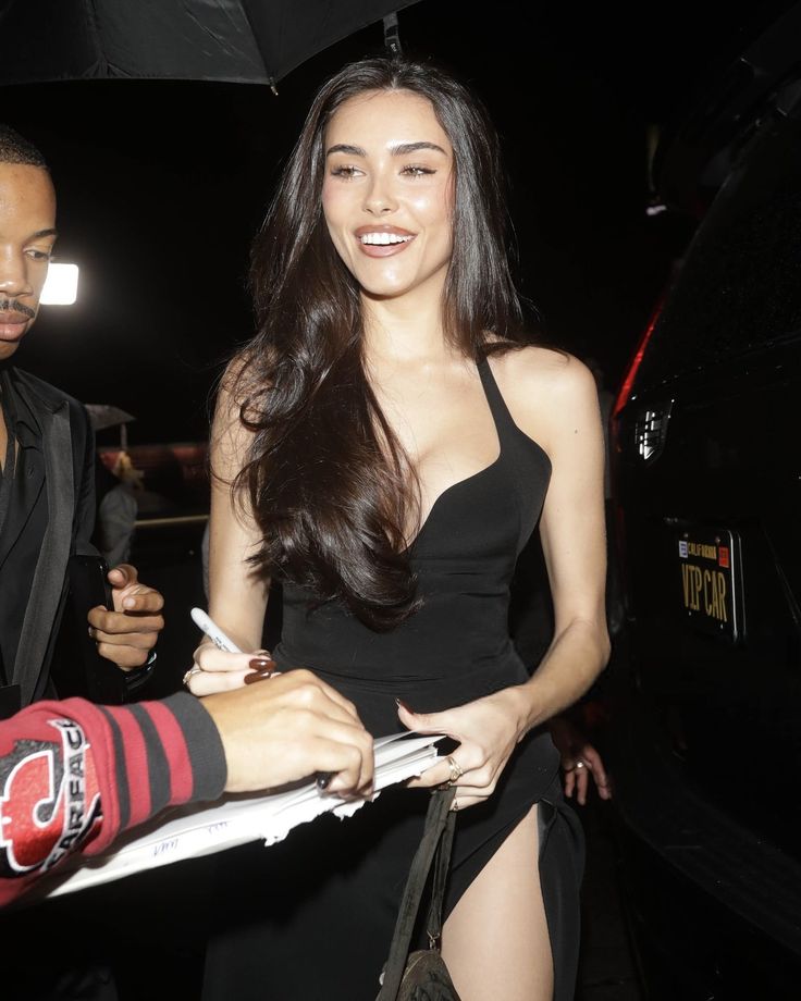 INIMIGO DO FIM | <a href="/Chaecarioca/">Chaeryoca</a> é visto indo After Party do #MidzyAwards com um vestido mega elegante 

#MA25AfterParty #MidzyAwards2025