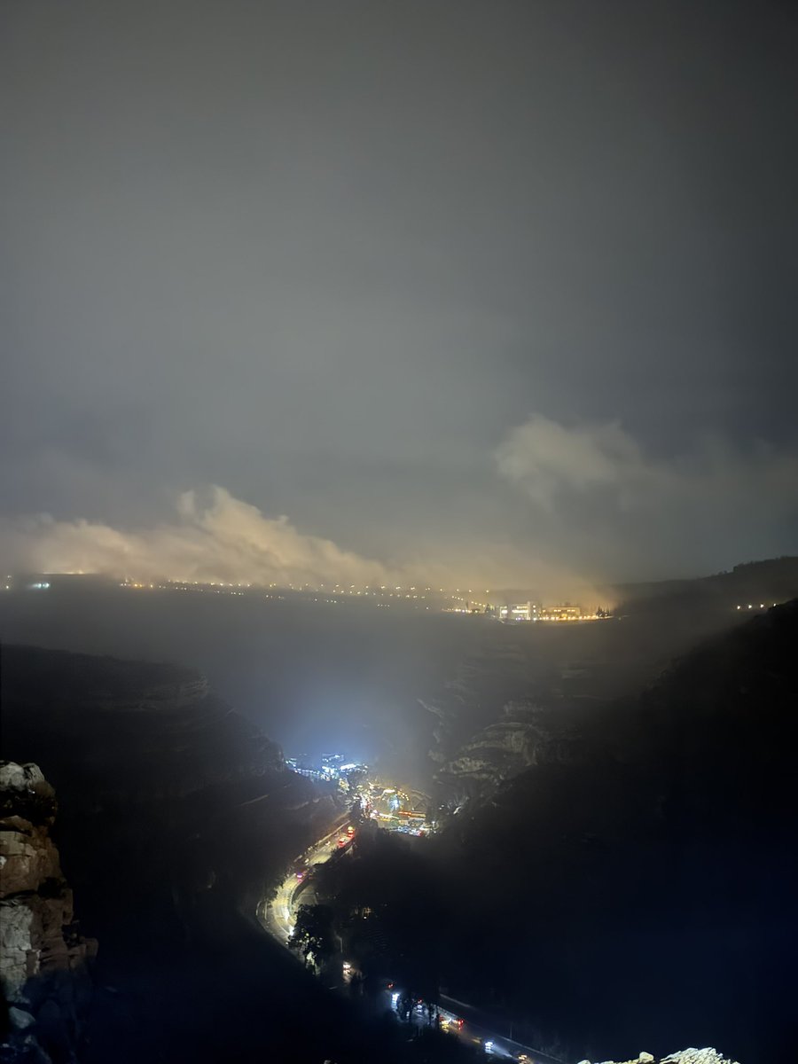 وحدن بيبقوا متل هالغيم العتيق 
وحدهن، وجوهن وعتم الطريق