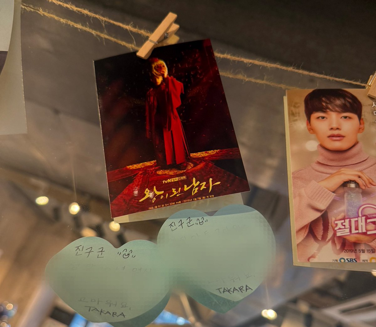 TAKARA0422's tweet photo. Trace of Light
Yeo JinGoo
12/11〜14
少しだけpart2
2階がグッズ売り場です。
グッズはクレカOK、ショッパーも用意されています
グッズ売り場にはジングくんへのメッセージが書けます。書いたメッセージはジングくんへお届けしていただけます🩵
好きな写真の下に貼ったりしたりして🤭
#traceoflight https://t.co/tYuZ4R3WYm