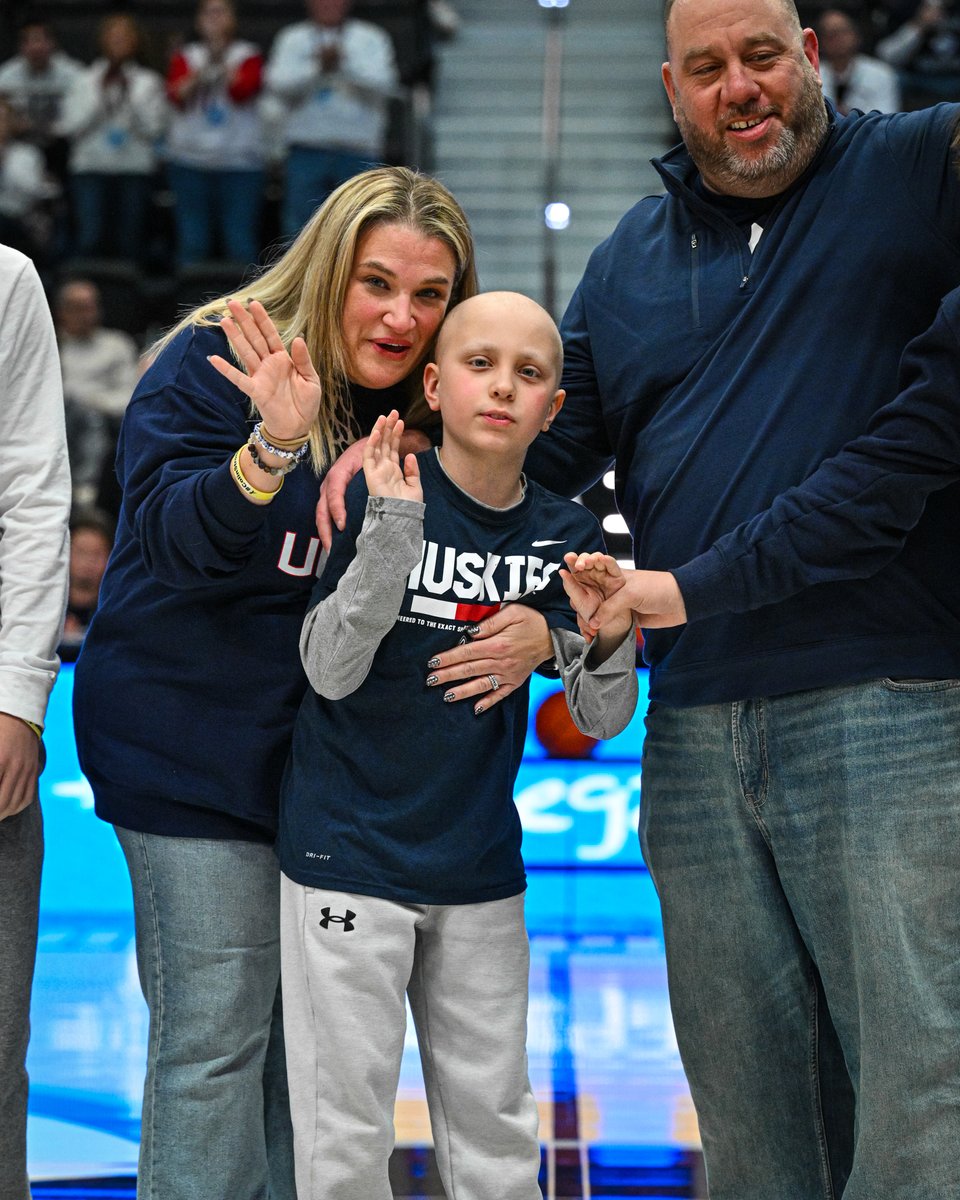UConnHuskies's tweet image. Meet tonight's Honorary Kid Captain, Colin!

Colin was diagnosed with Osteosarcoma in March. He spent the last 8 months battling cancer and is now CANCER FREE! 💪

Tonight he gets to cheer on his favorite players Tarris Reed and Alex Karaban 💙
